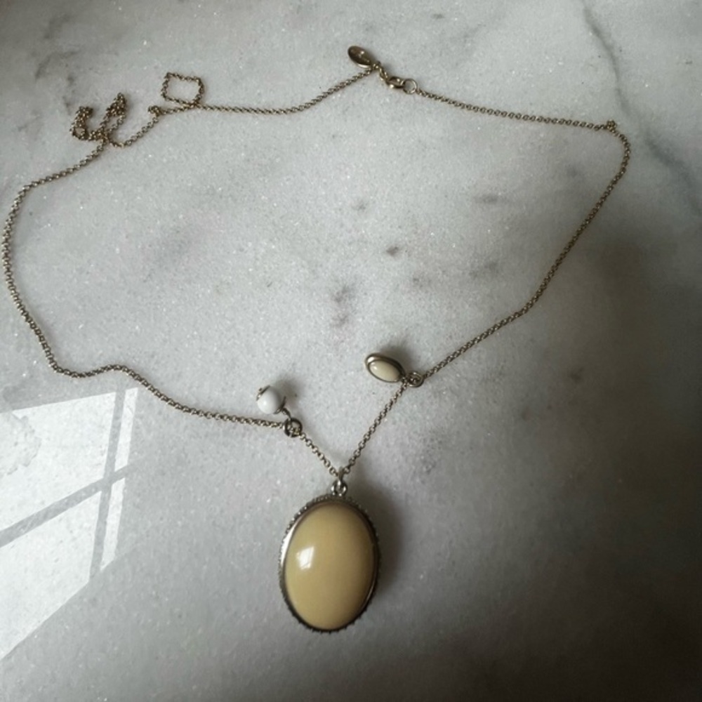 Elegant Cream Pendant Necklace